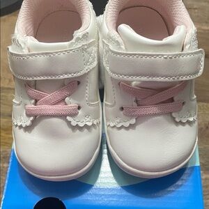 Munchkin by stride rite size 4 M girl White and Pink Shoes